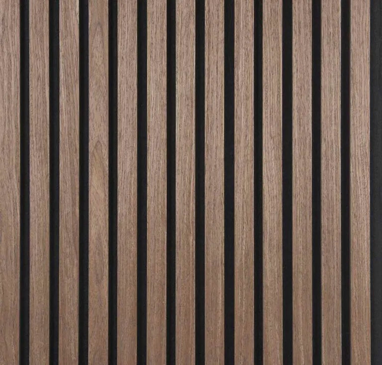 Painéis que imitam madeira com dimensões de 270 × 110 cm